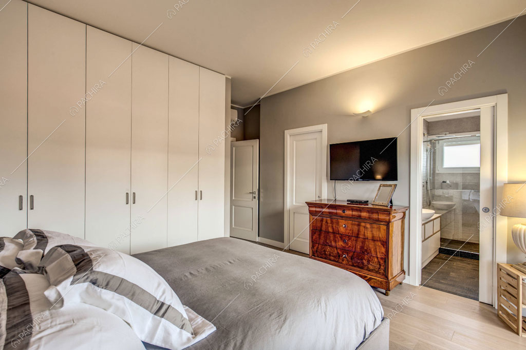 Camera da letto con bagno privato dell'appartamento Crassula, location in stile moderno a Roma