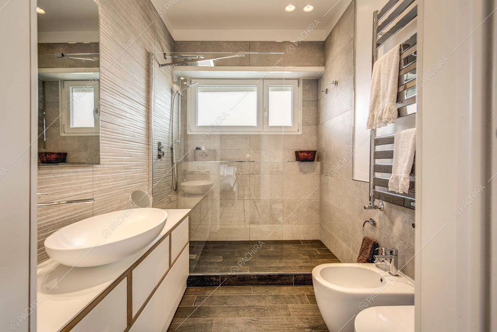 Bagno con box doccia dell'appartamento Crassula, location in stile moderno a Roma