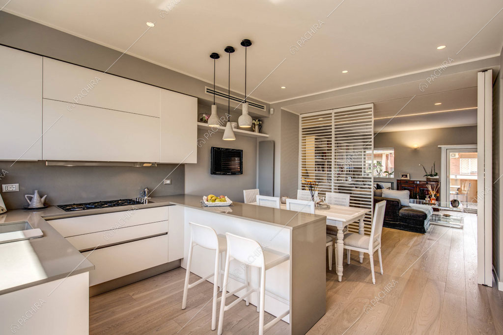 Pareti grigie della cucina dell'appartamento Crassula, location in stile moderno a Roma
