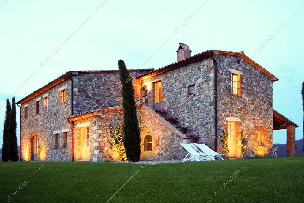 Giardino e vista sugli esterni in pietra della villa Monegros, location in stile contemporaneo a Viterbo