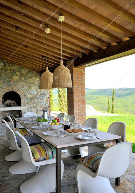Veranda con pareti in pietra a vista della villa Monegros, location in stile contemporaneo a Viterbo