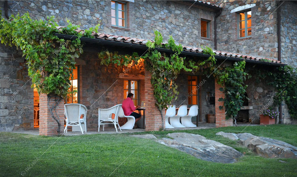 Veranda della villa Monegros, location in stile contemporaneo a Viterbo