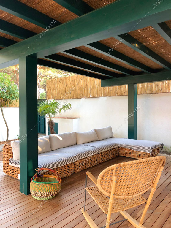 Veranda con pavimento in parquet della villa Larzac, location in stile moderno a Livorno