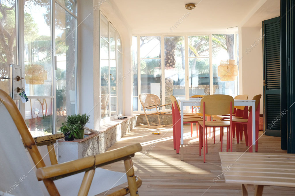 Veranda coperta della villa Larzac, location in stile moderno a Livorno