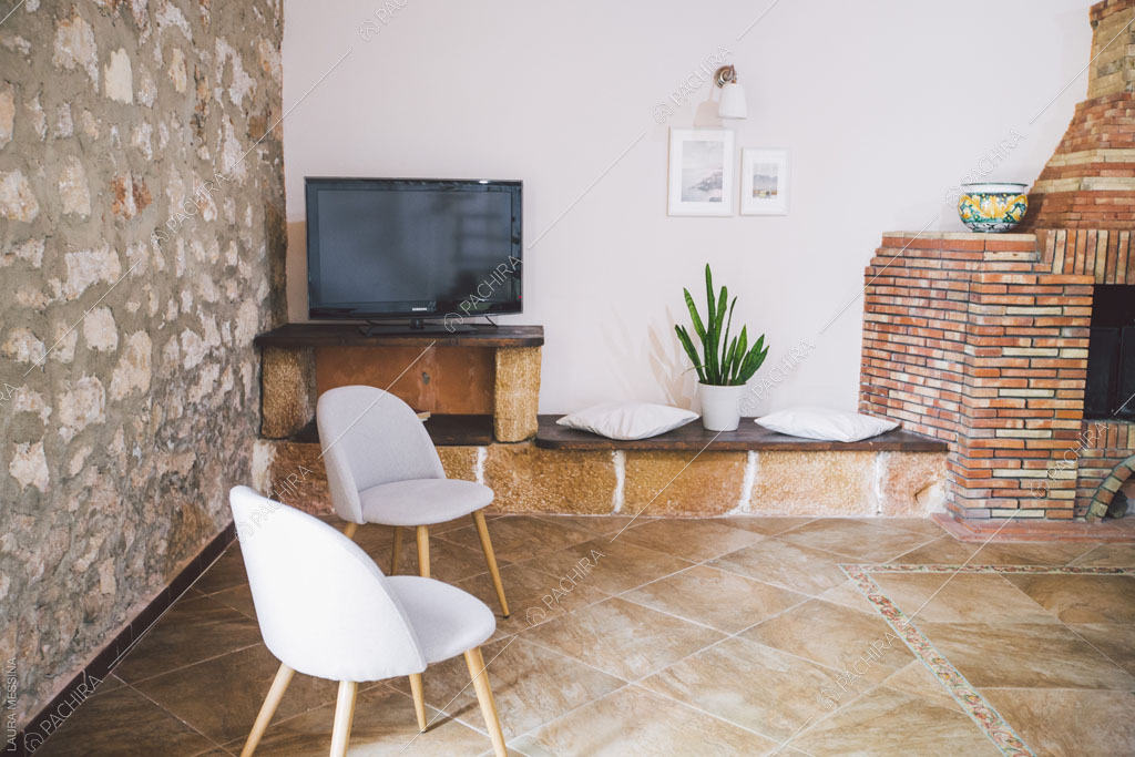 Sala con camino della villa Hibiki, location in stile moderno a Siracusa