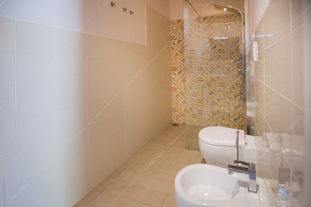 Bagno con box doccia della villa Hibiki, location in stile moderno a Siracusa
