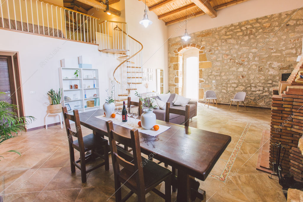 Tavolo da pranzo nella sala della villa Hibiki, location in stile moderno a Siracusa
