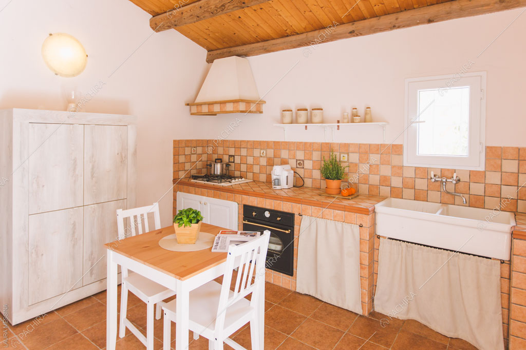 Cucina a parete con fornelli a gas della villa Hibiki, location in stile moderno a Siracusa