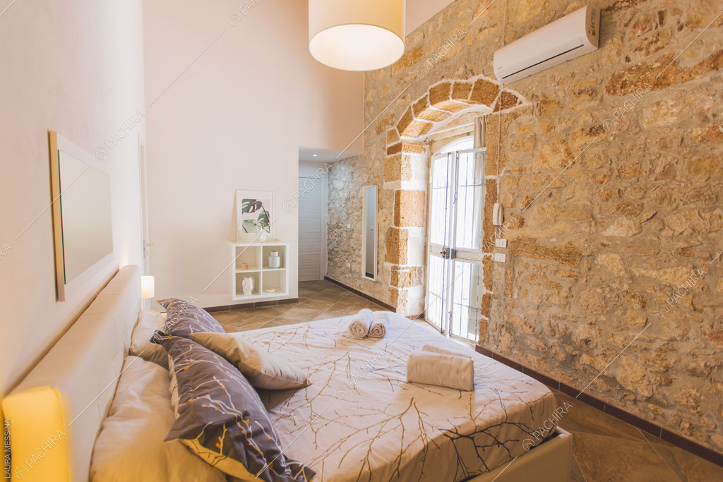 Porta-finestra nella camera da letto della villa Hibiki, location in stile moderno a Siracusa