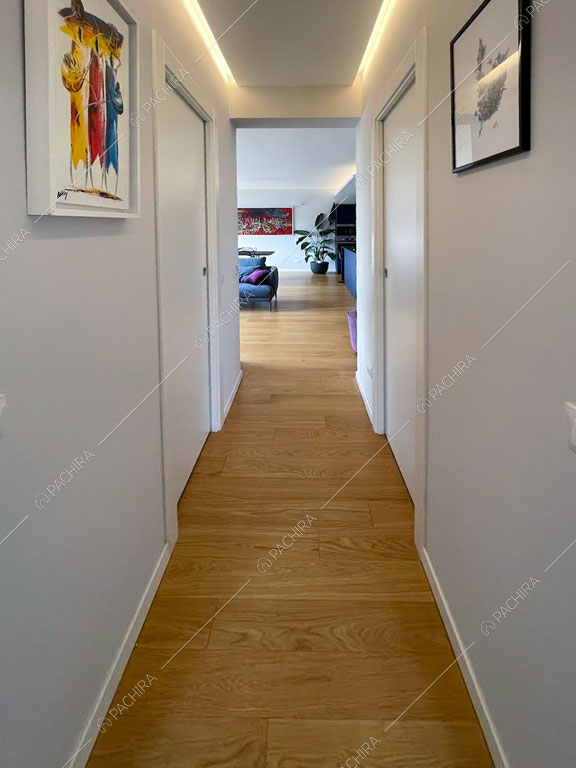 Pavimento in parquet nel corridoio dell'appartamento Terfezia, location in stile contemporaneo a Roma