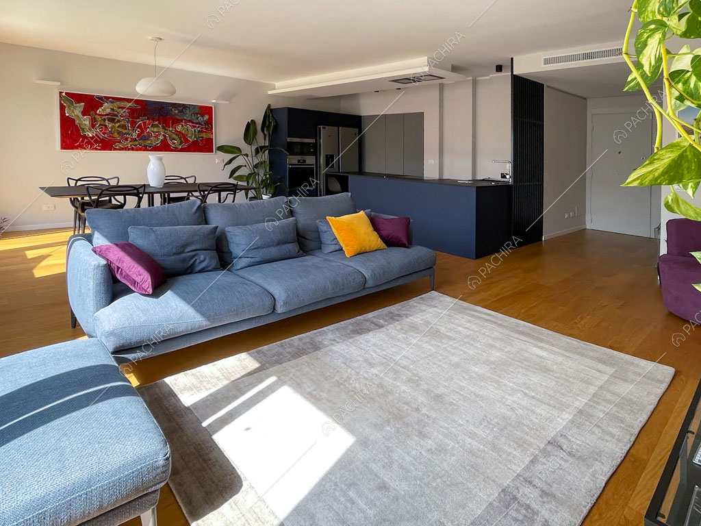 Pareti bianche nella zona living dell'appartamento Terfezia, location in stile contemporaneo a Roma