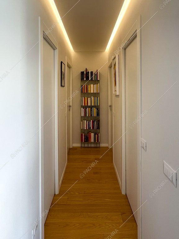 Corridoio con pavimento in parquet dell'appartamento Terfezia, location in stile contemporaneo a Roma