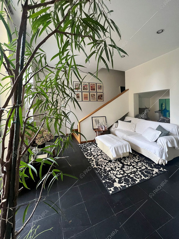 Sala con pavimento nero della villa Chalbi, location in stile moderno a Torino
