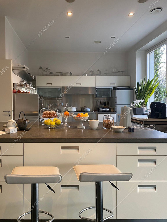 Isola con sgabelli della cucina della villa Chalbi, location in stile moderno a Torino