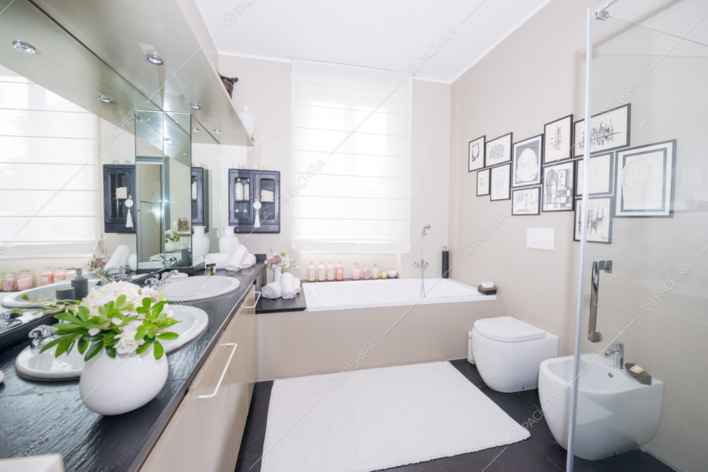 Bagno con vasca della villa Chalbi, location in stile moderno a Torino