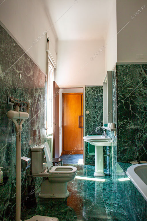 Bagno con pavimento e pareti in marmo della villa Marin, location in stile classico a Varese