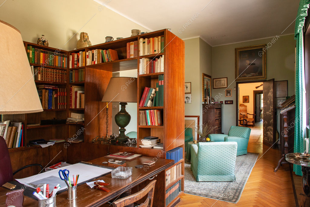 Studio con libreria della villa Marin, location in stile classico a Varese