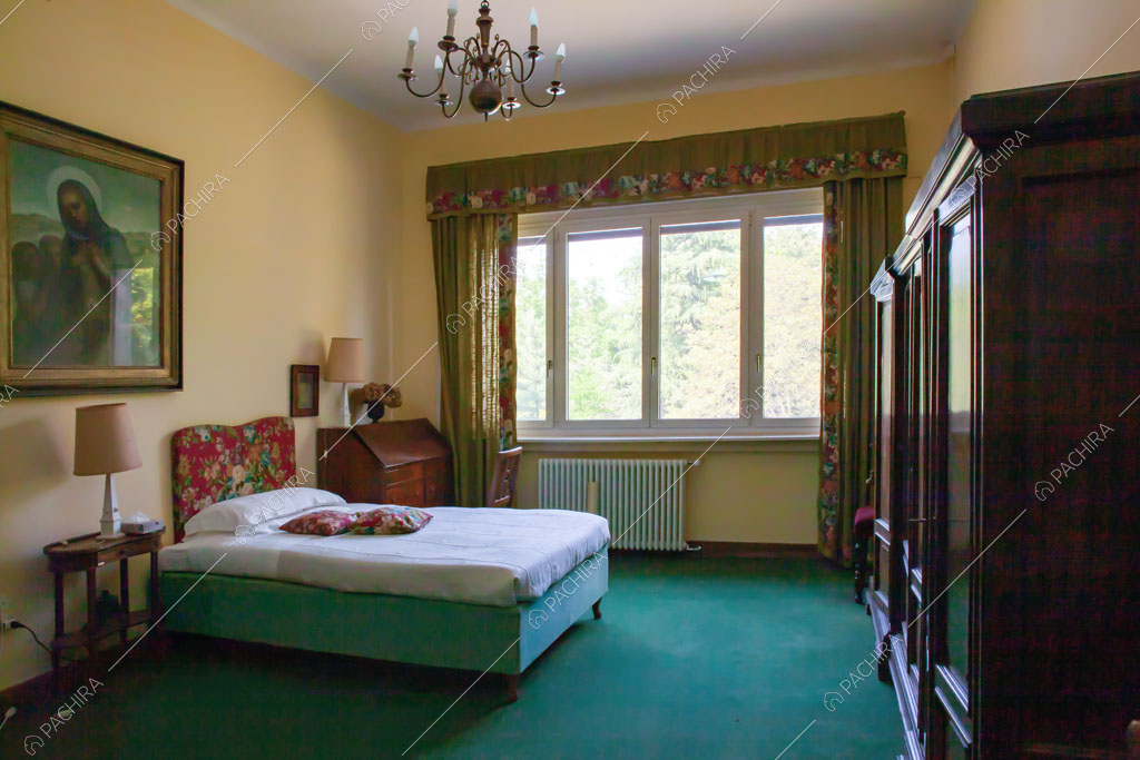 Camera da letto con pavimento in moquette della villa Marin, location in stile classico a Varese