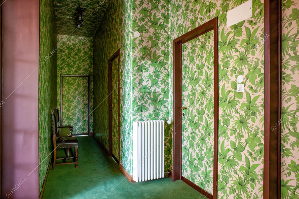 Corridoio con carta da parati in stile floreale della villa Marin, location in stile classico a Varese