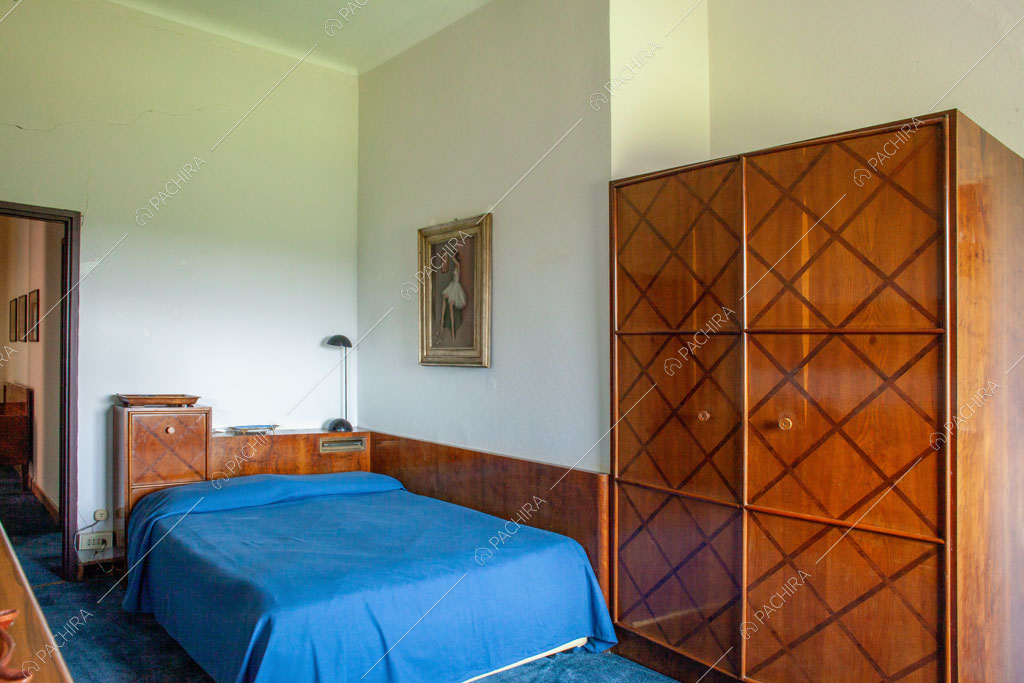 Moquette blu sul pavimento della camera da letto della villa Marin, location in stile classico a Varese