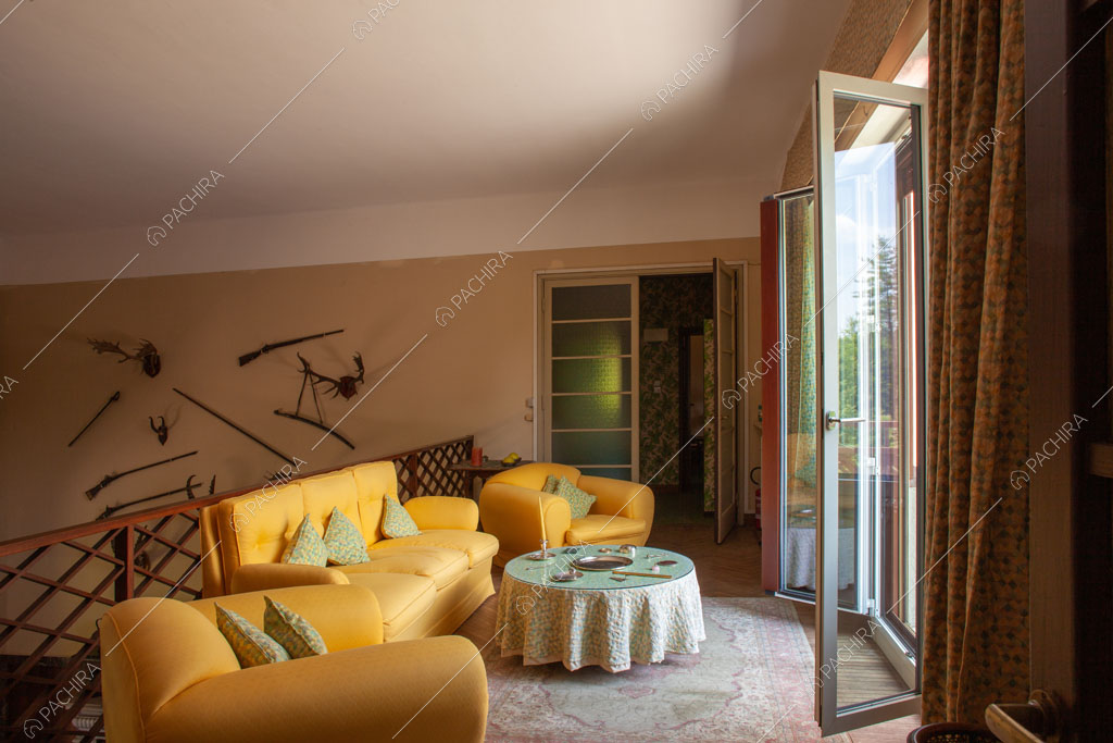 Divano gialli sul soppalco della villa Marin, location in stile classico a Varese