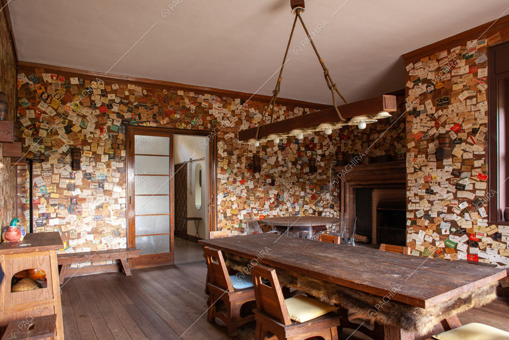 Sala da pranzo con pareti in legno con cartoline della villa Marin, location in stile classico a Varese