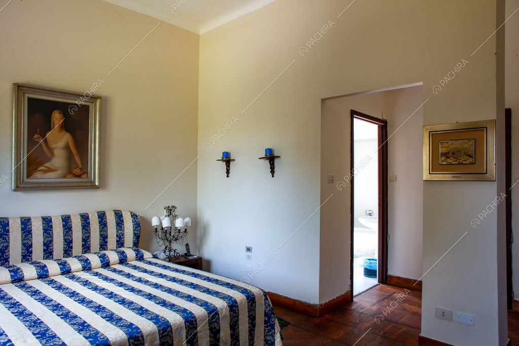 Pareti bianche della camera da letto matrimoniale della villa Marin, location in stile classico a Varese