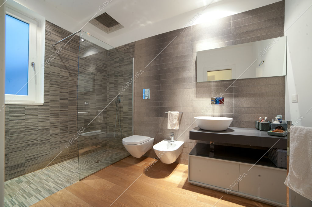 Bagno con box doccia della villa Garigliano, location in stile contemporaneo a Barletta-Andria-Trani