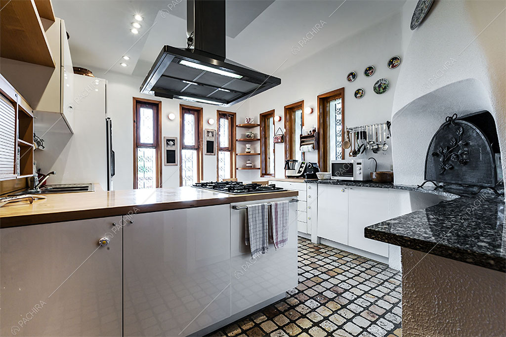 Cucina con fornelli a gas dello chalet Betel, location in stile rustico a Lecco