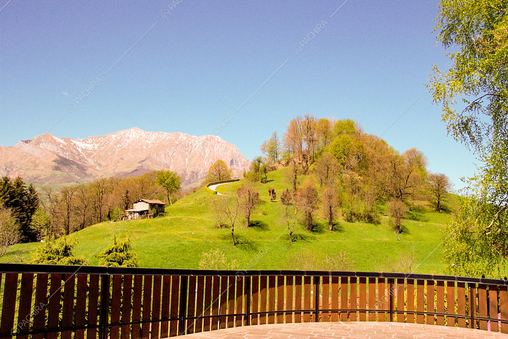 Vista sulle montagne dallo chalet Betel, location in stile rustico a Lecco