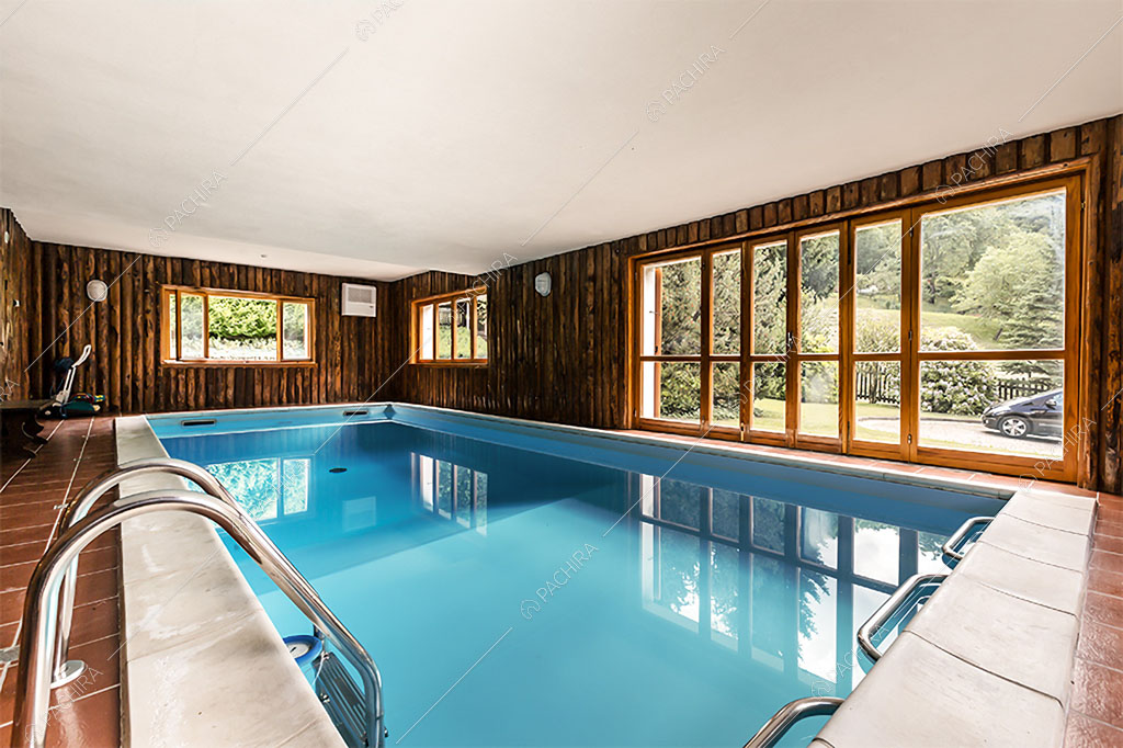 Piscina interna dello chalet Betel, location in stile rustico a Lecco
