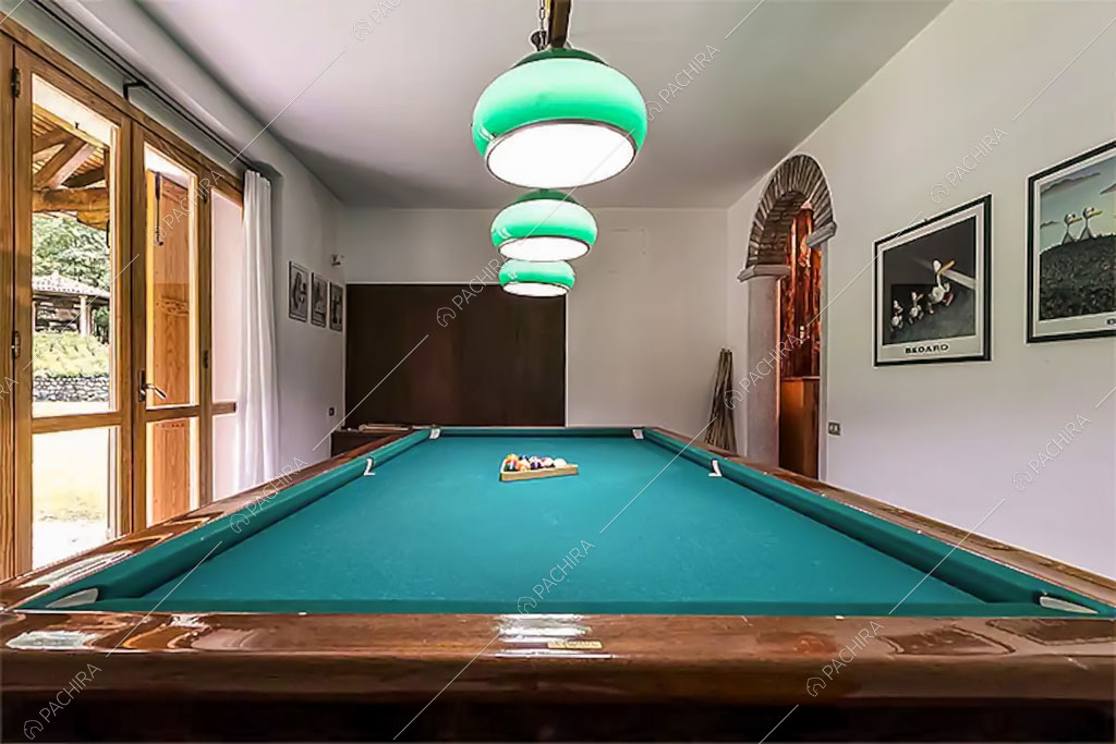 Sala con biliardo dello chalet Betel, location in stile rustico a Lecco