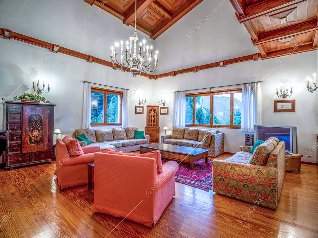 Sala con pavimento in parquet dello chalet Betel, location in stile rustico a Lecco