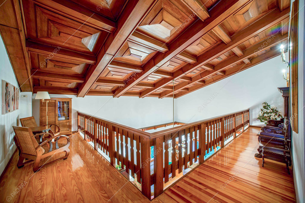 Soppalco con soffitto a cassettoni dello chalet Betel, location in stile rustico a Lecco