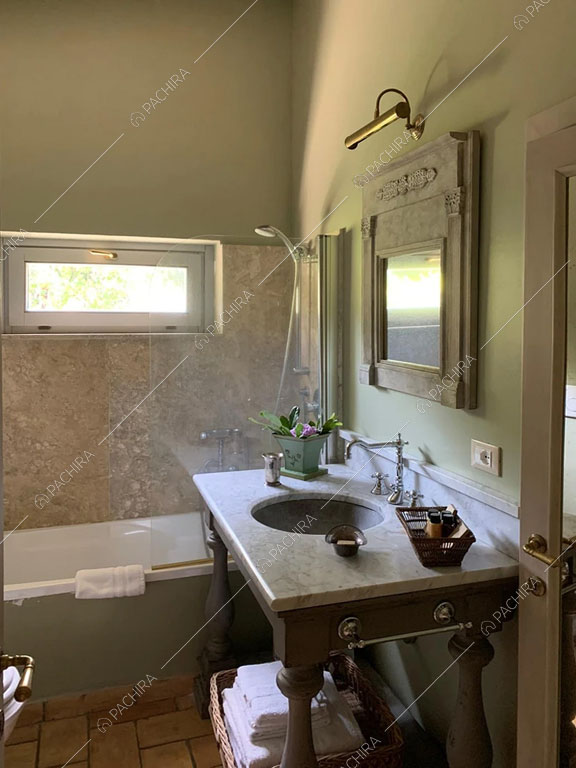 Vasca nel bagno della villa Pieris, location in stile rustico a Roma