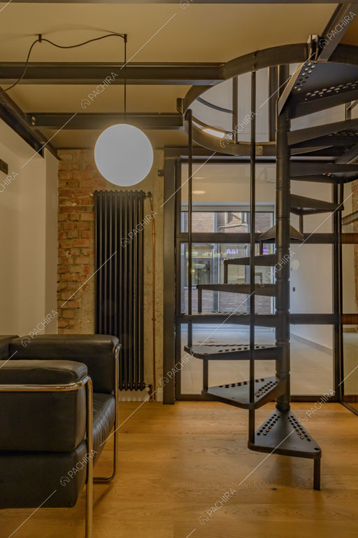 Atrio con scala a chiocciola del loft Sechura, location in stile contemporaneo a Milano
