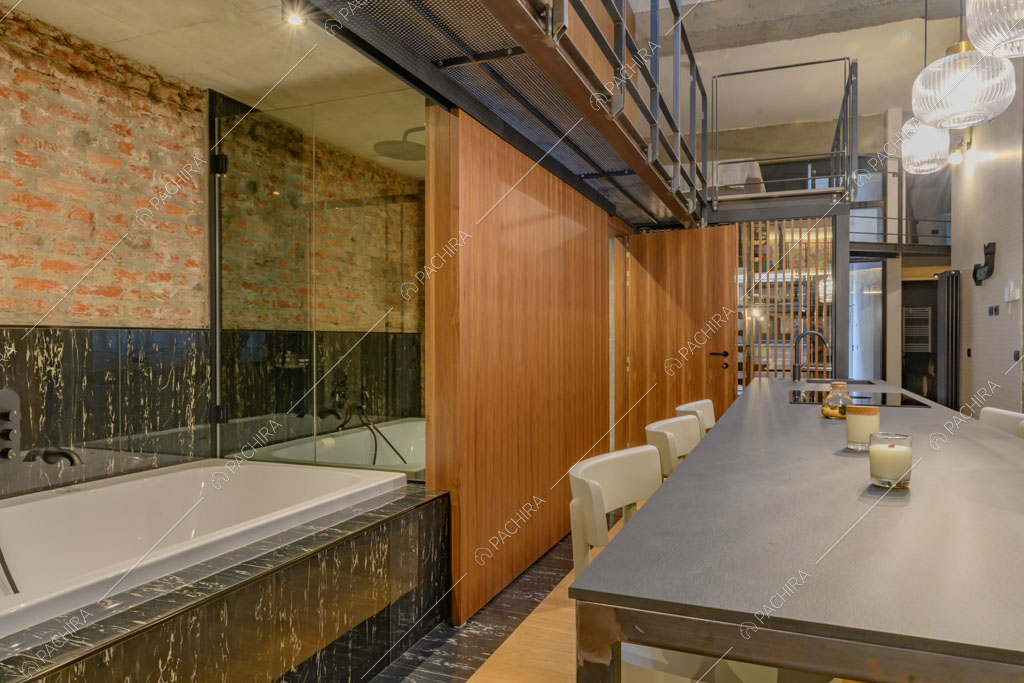 Vasca da bagno e parete in mattoni a vista nel loft Sechura, location in stile contemporaneo a Milano