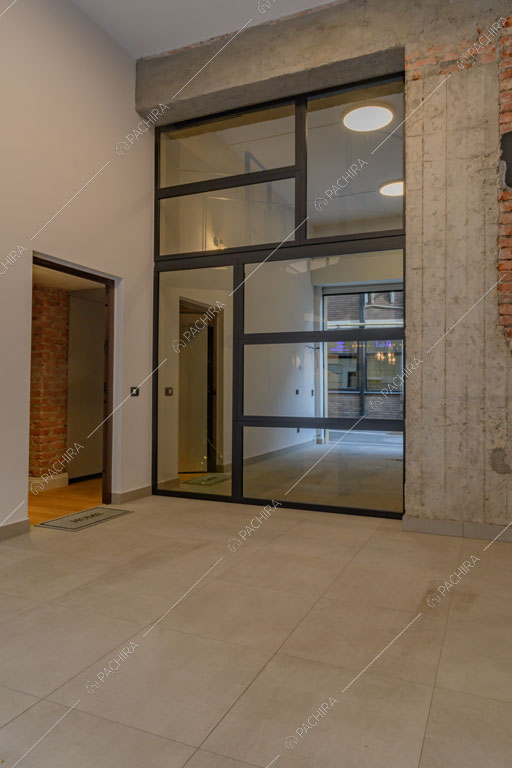 Ingresso e grandi vetrate del loft Sechura, location in stile contemporaneo a Milano