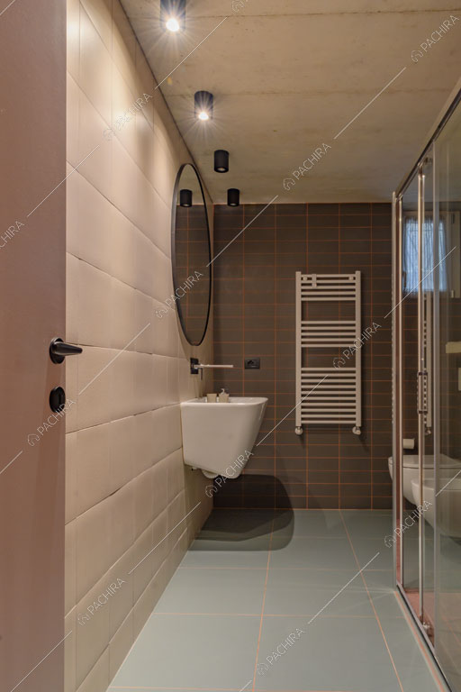 Bagno con box doccia del loft Sechura, location in stile contemporaneo a Milano
