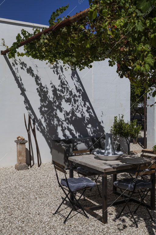 Tavolo da pranzo da esterni nel cortile della masseria Ryn, location in stile contemporaneo a Brindisi
