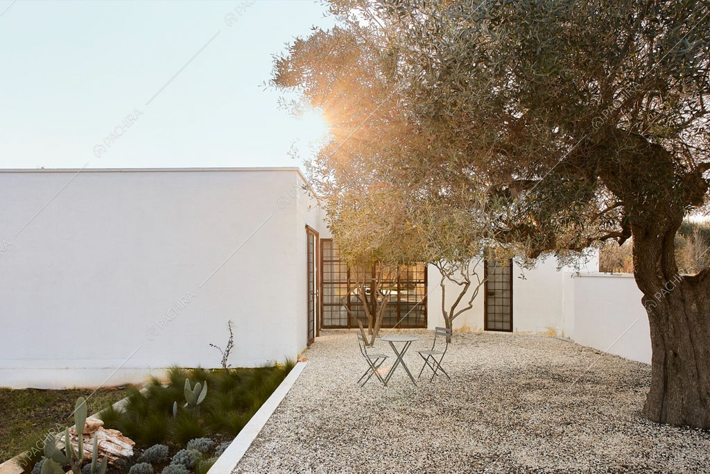 Pavimento in ciottolato nel giardino della masseria Ryn, location in stile contemporaneo a Brindisi
