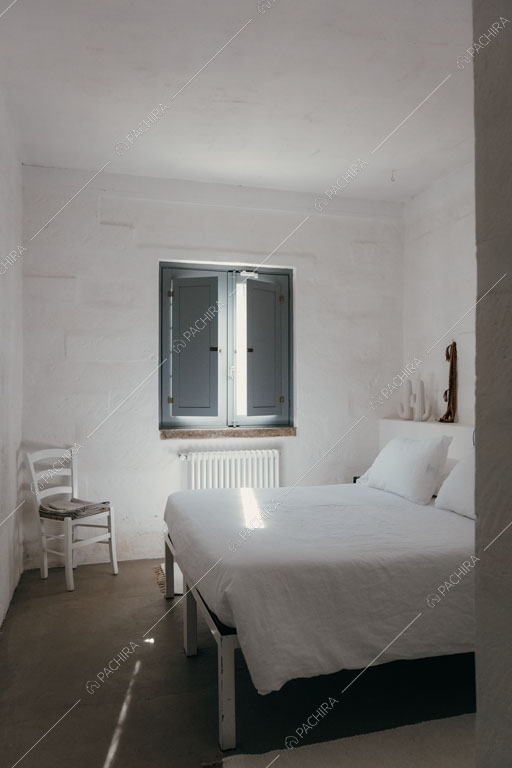 Camera da letto matrimoniale della masseria Ryn, location in stile contemporaneo a Brindisi