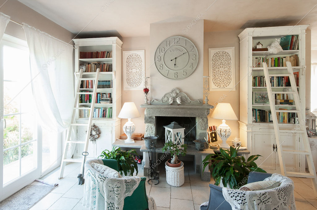 Porte-finestre e librerie nella sala della villa Anturio, location in stile shabby chic a Viterbo