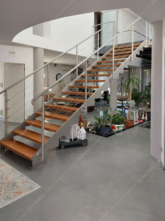Atrio con pavimento in cemento lisciato della villa Luzon, location in stile moderno a Padova
