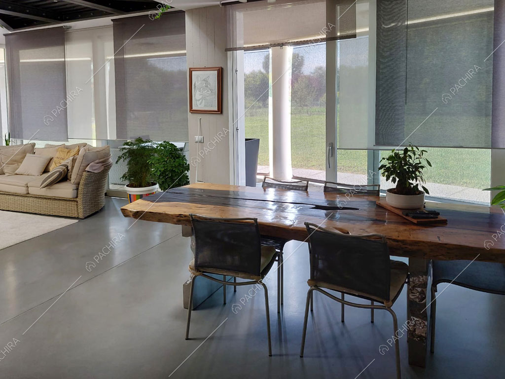 Vetrate nella zona living della villa Luzon, location in stile moderno a Padova