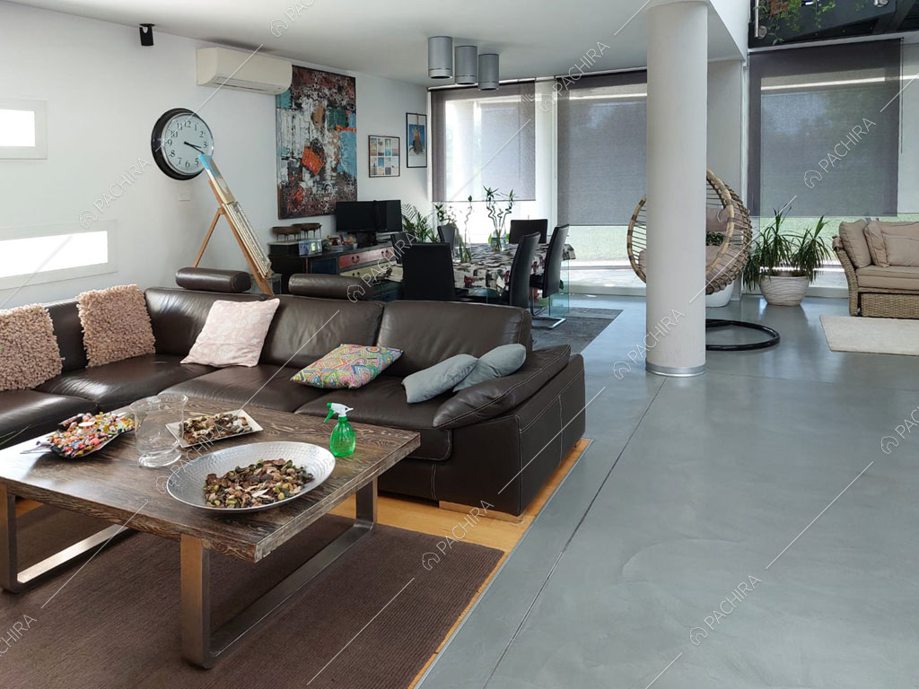 Zona living con pareti bianche della villa Luzon, location in stile moderno a Padova