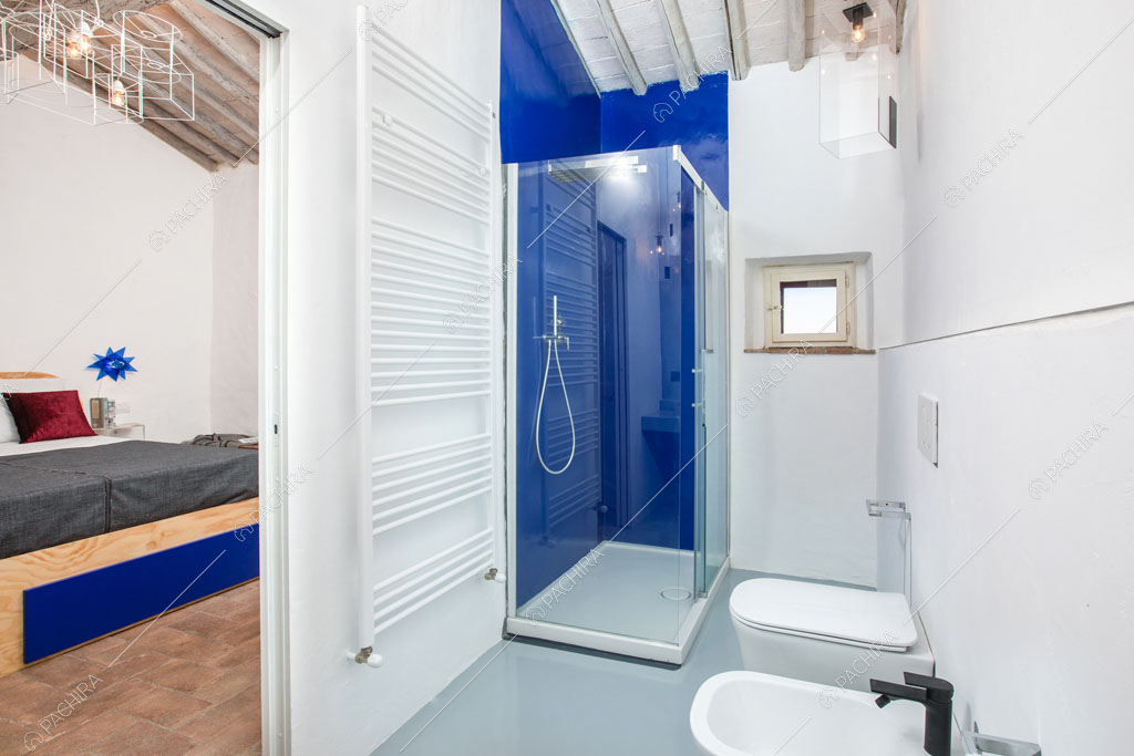 Bagno privato della camera da letto matirmoniale della villa Bardenas, location in stile rustico a Siena