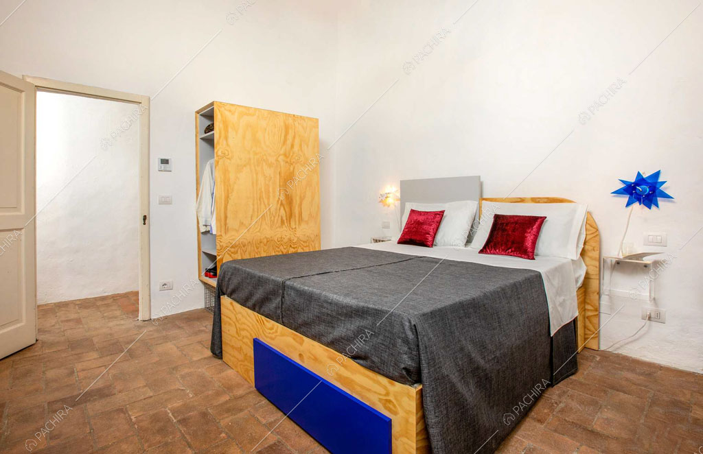 Camera da letto matrimoniale della villa Bardenas, location in stile rustico a Siena