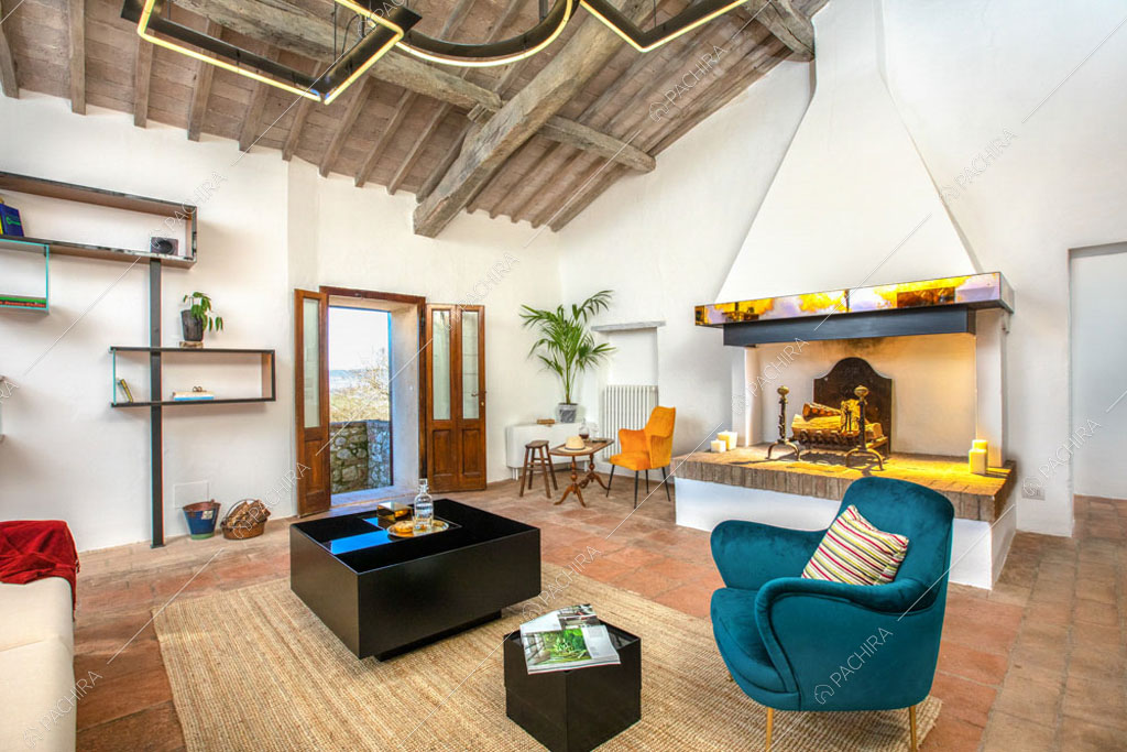 Sala con camino della villa Bardenas, location in stile rustico a Siena