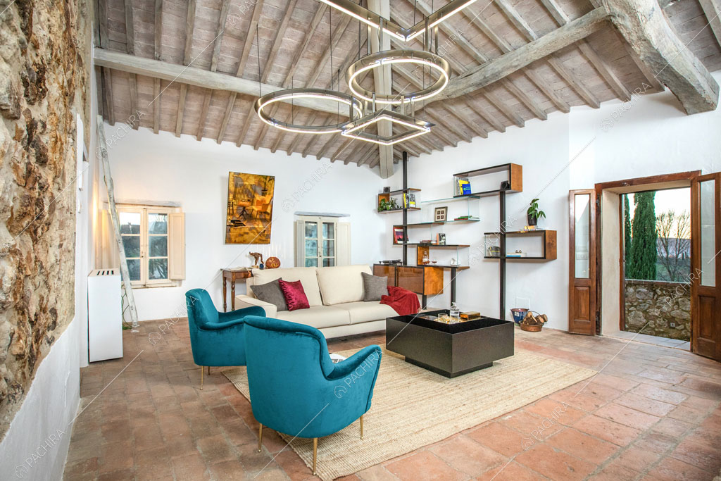 Sala con pavimento in cotto della villa Bardenas, location in stile rustico a Siena